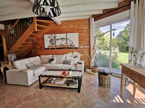 TV, fireplace - 8, family or friends, share the Pyrenees (Villeneuve-de-Rivière)
