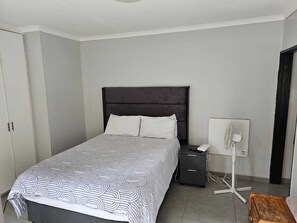 6 habitaciones, tabla de planchar con plancha, wifi y ropa de cama 