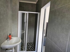 Regadera, toallas, jabón, papel de baño 