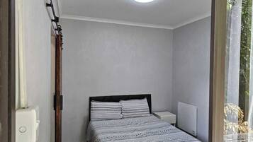 6 bedrooms, iron/ironing board, WiFi, bed sheets