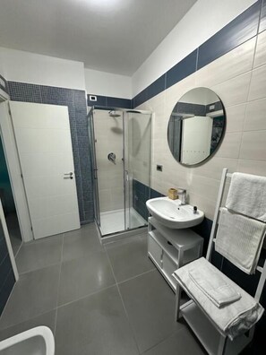 Deluxe Triple Room, Balcony, Mountain View | Bathroom