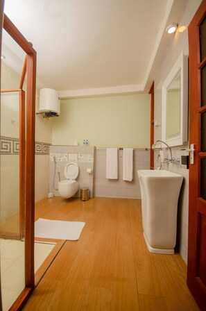 Chambre Quadruple Familiale, balcon, vue jardin | Salle de bain