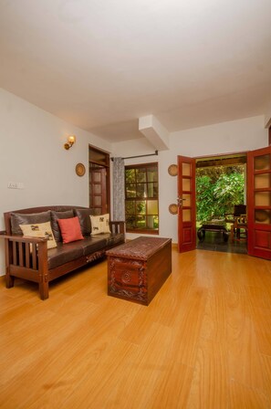 Chambre Quadruple Familiale, balcon, vue jardin | Coin séjour