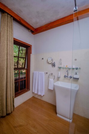 ห้องดีลักซ์ซิงเกิล, ระเบียง, วิวสระว่ายน้ำ | ห้องน้ำ