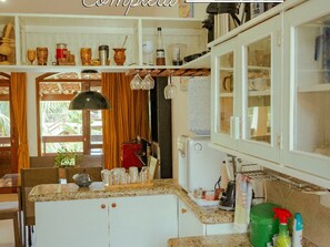 Private kitchen - House in a gated community with pool – 300m from Taperapuã Beach (Porto Seguro)