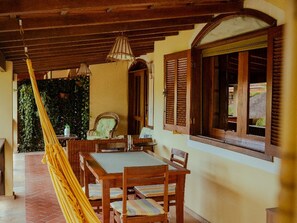 Outdoor dining - House in a gated community with pool – 300m from Taperapuã Beach (Porto Seguro)