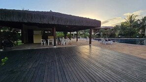 Outdoor dining - House in a gated community with pool – 300m from Taperapuã Beach (Porto Seguro)