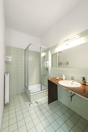 Secador de cabelo, toalhas de banho