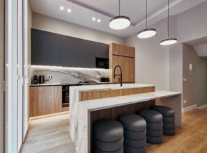 Fridge, microwave, oven, stovetop - Exclusive 5-Bedroom Urban Villa in Prestigious Chamberí – Fully Renovated (Madrid)