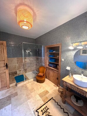 Unclassified image, 2 of 19, button - Country property with park and swimming pool (Lanta)