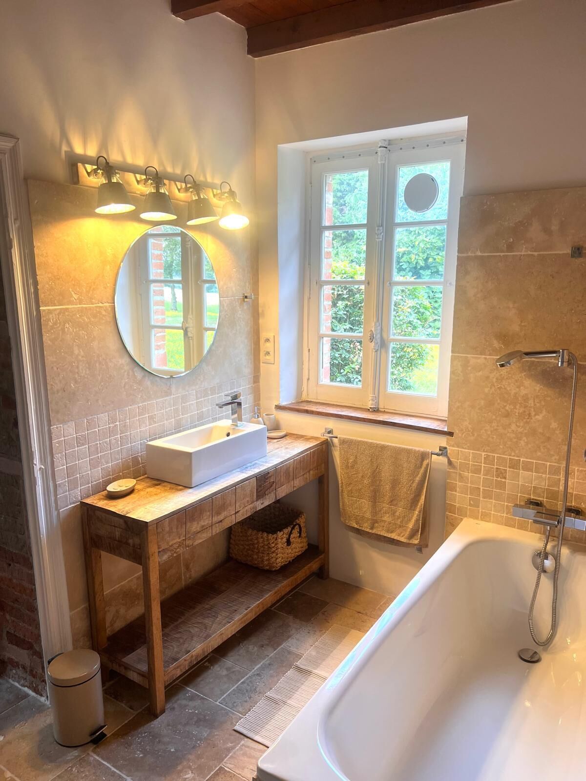 Douche, sèche-cheveux, serviettes fournies, savon