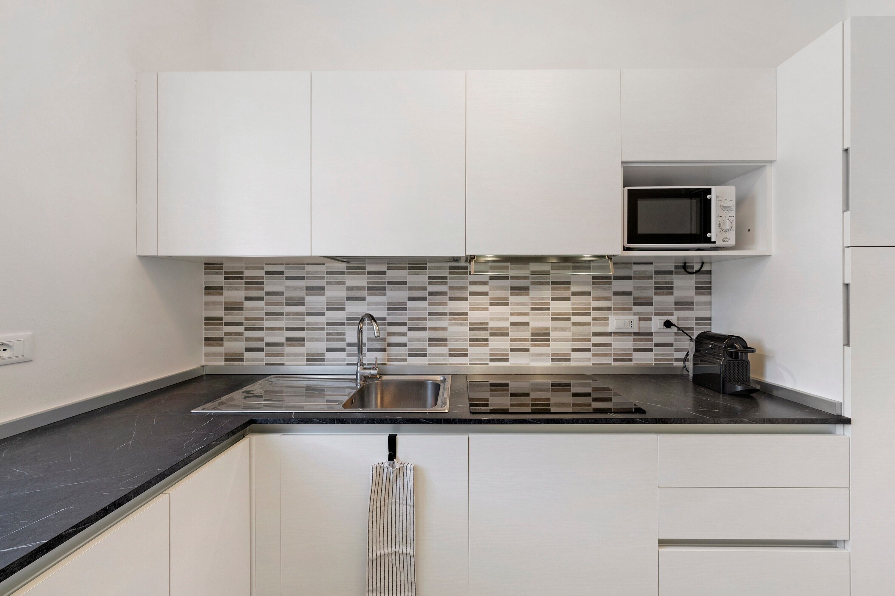 Frigorifero, microonde, piano cottura, lavastoviglie