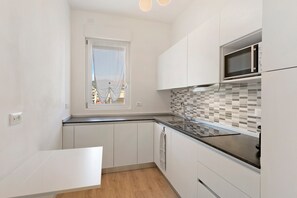 Frigorífico, microondas, placa de cocina y lavavajillas