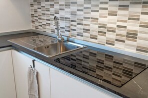 Réfrigérateur, micro-ondes, plaque de cuisson, lave-vaisselle