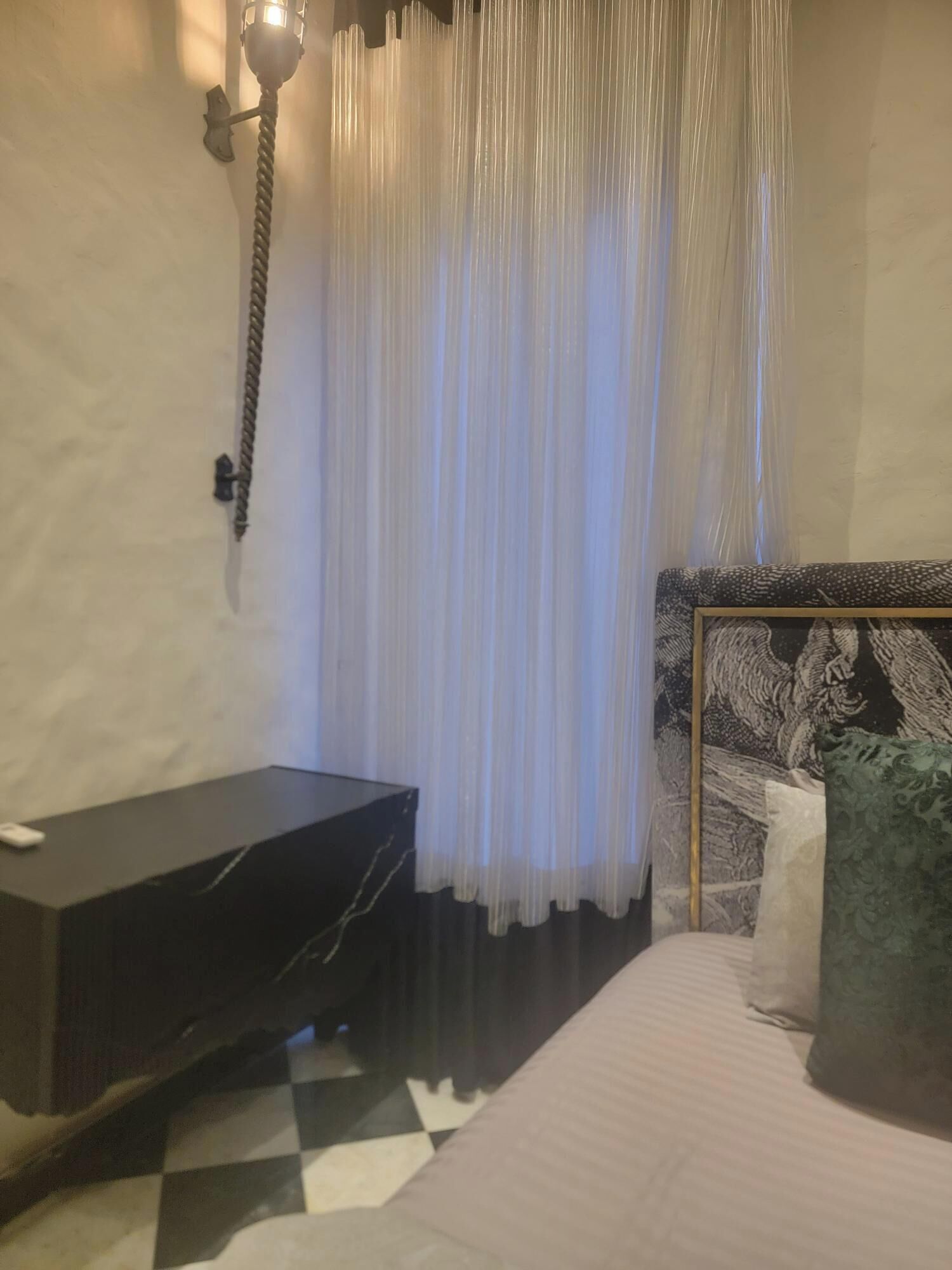 2 bedrooms, iron/ironing board, internet, bed sheets