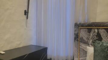 2 bedrooms, iron/ironing board, internet, bed sheets