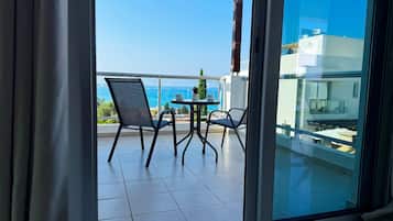 House, 3 Bedrooms | Balcony