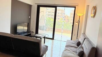 Apartment, 2 Bedrooms, Accessible, Smoking | Living area
