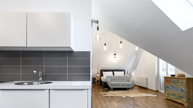 Ein modernes Loft mit Küche, Schlafgalerie und Dachfenster.