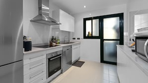 Cafetera/tetera, refrigerador, microondas, horno