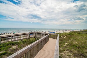 On the beach - Bridgewater 328 Oceanfront 2BR | Lazy River + Beach Access (Pawleys Island)