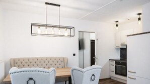 A modern kitchen with a dining area. - 2-Schlafzimmer-Apartment mit Bergblick für 4–6 Personen (Alpenresidenz (Bad Gastein))
