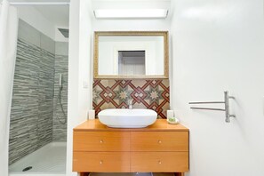 Shower, bidet, towels, shampoo - La Piazzetta Apartment – Right in the lively heart of Cagliari (Cagliari)