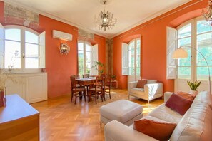 TV - La Piazzetta Apartment – Right in the lively heart of Cagliari (Cagliari)