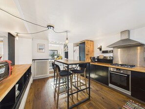 Fridge, microwave, oven, dishwasher - City Center – House for 4 Adults and 2 Children (Auray)