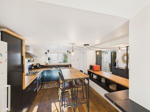 Fridge, microwave, oven, dishwasher - City Center – House for 4 Adults and 2 Children (Auray)