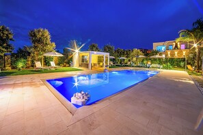 Seasonal outdoor pool, a heated pool - Alternative Rooms Relax & SPA (Scorrano)