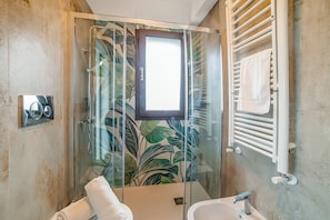 A bathroom with a glass shower enclosure, a sink, a towel rack, and a window. - Alternative Rooms Relax & SPA (Scorrano)