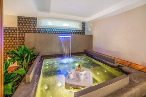 A spa area with a hot tub, a waterfall feature, and a small fountain. - Alternative Rooms Relax & SPA (Scorrano)