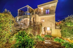 Front of property – evening/night - Alternative Rooms Relax & SPA (Scorrano)