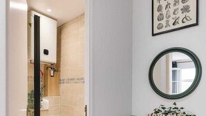 Une salle de bain moderne équipée de toilettes, d’une douche et d’un lavabo.