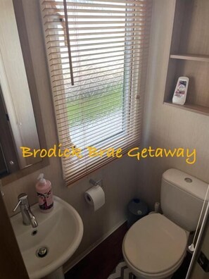 Mobile Home, 3 Bedrooms, Smoking, Balcony | Bathroom - Brodick Brae Getaway (Ayr)