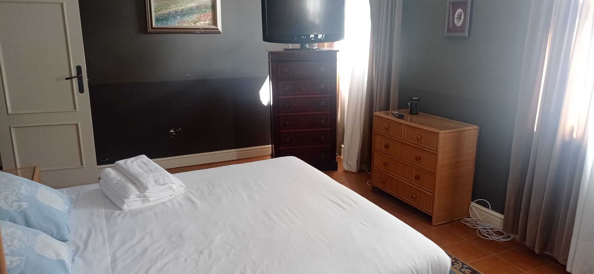 6 bedrooms, iron/ironing board, internet, bed sheets