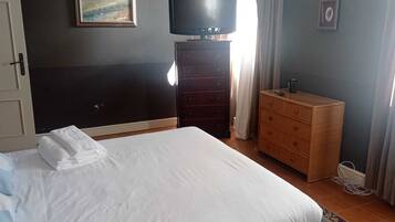 6 bedrooms, iron/ironing board, internet, bed sheets