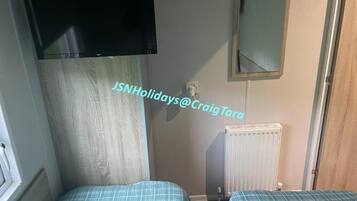 House, 3 Bedrooms, Smoking, Fireplace | Room amenity