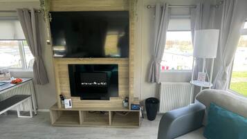 House, 3 Bedrooms, Smoking, Fireplace | Living room