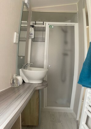 Maison, 3 chambres, fumeur, foyer | Douche de la salle de bain