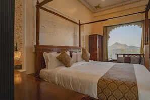 Classic Room, Mountain View | Desk, free WiFi