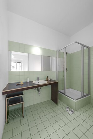 Een haardroger, handdoeken