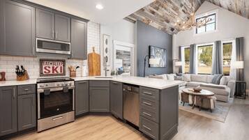 Condo, 2 chambres | Cuisine privée | Réfrigérateur, un four, cafetière-théière, grille-pain