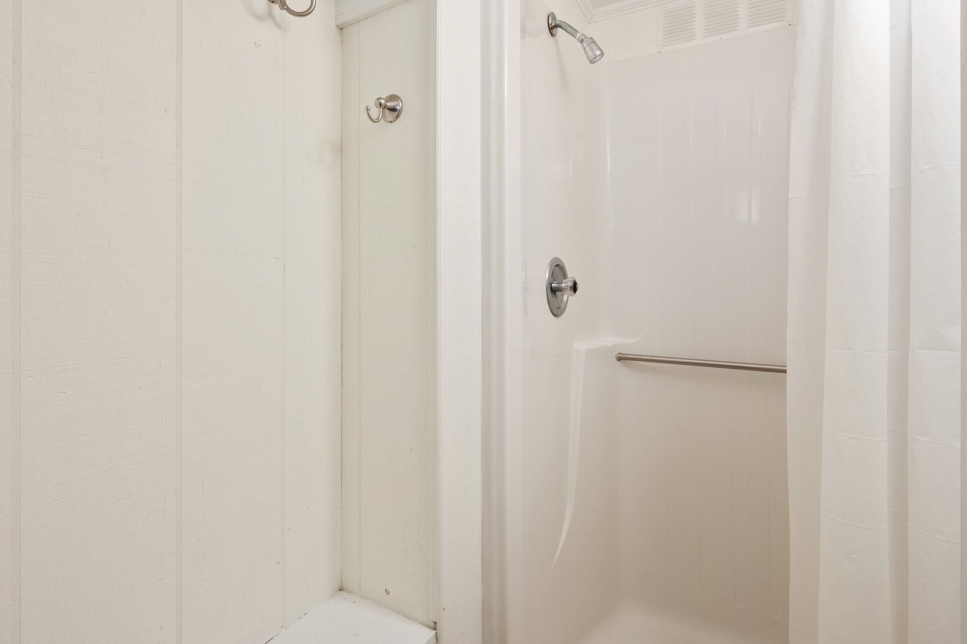 Ein helles Badezimmer mit Dusche, Toilette und Waschbecken.