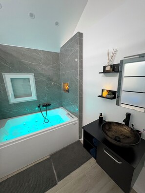 Baignoire à jets, savon, papier toilette