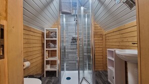 Dusche, Haartrockner, Handtücher, Toilettenpapier
