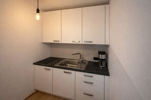 Een koelkast, een microgolfoven, een kookplaat