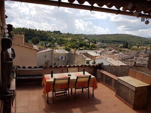 Outdoor dining - Room 'House Of Arts' with Balcony and Wi-Fi (Rians)