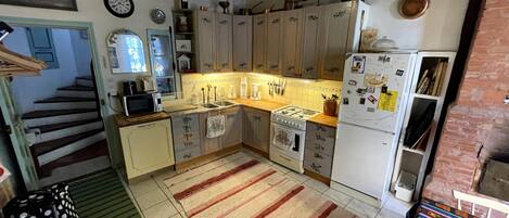 Mikroaaltouuni, astianpesukone, leivänpaahdin